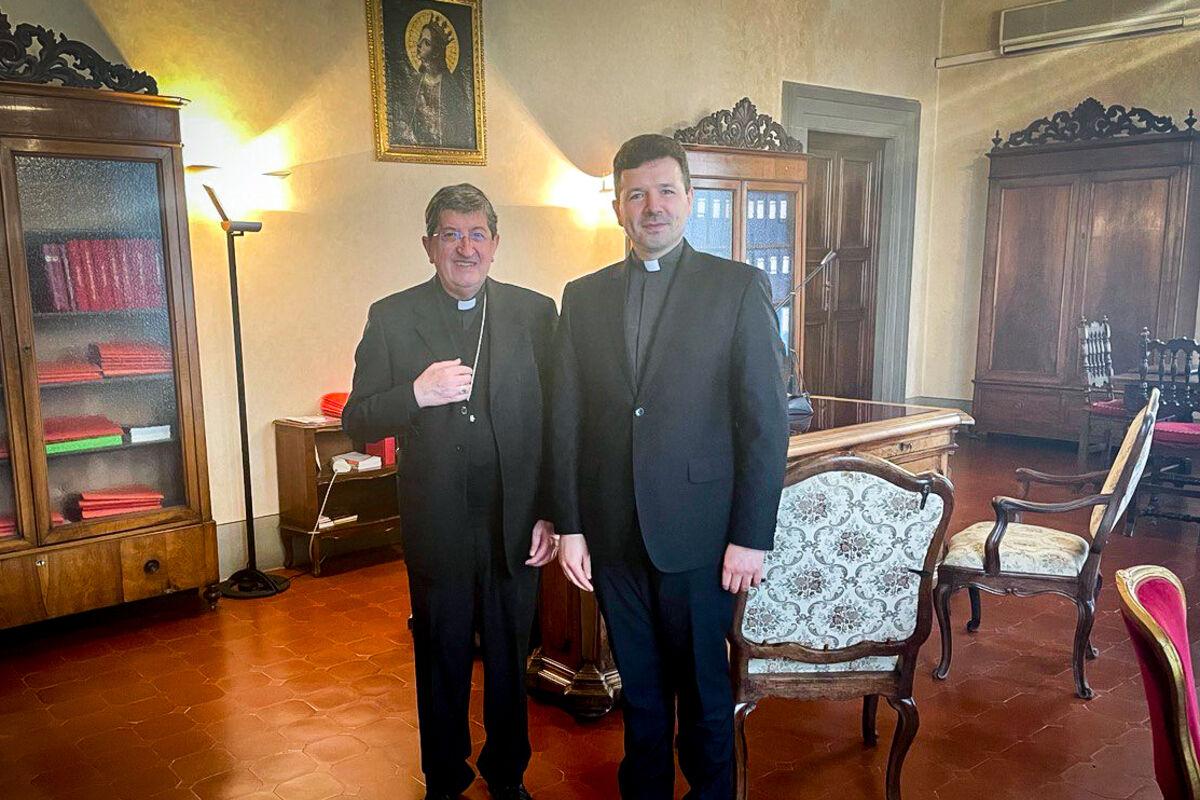 Durante l’incontro con l’Arcivescovo di Firenze è stata discussa la prospettiva della creazione della parrocchia dell’Esarcato Apostolico