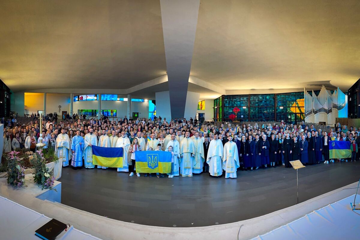 Паломництво Римського деканату до санктуарію Богородиці Божественної любові за мир в Україні
