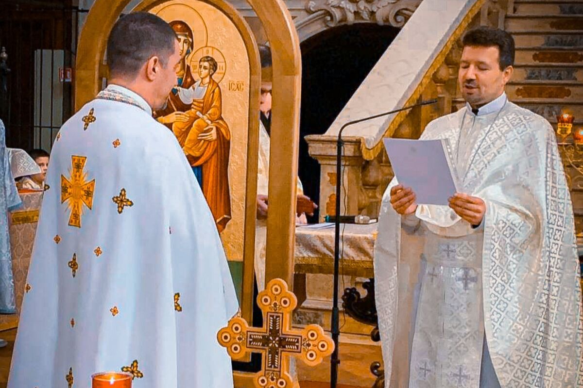 L’Esarca Apostolico ha insignito il sacerdote della diocesi di Brescia con una croce d’oro con decorazioni 